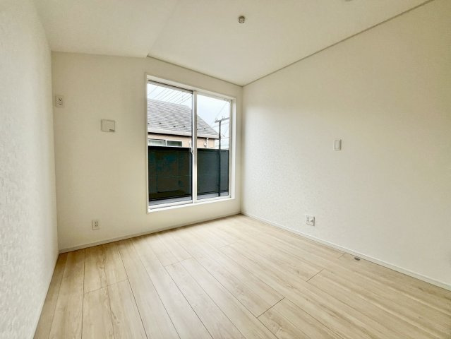 【仲介手数料無料】ふじみ野市新駒林第5―新築分譲住宅―限定１棟―の洋室|朝日が差し込み、風が抜ける洋室。バルコニーと隣接した設計が、明るさと開放感を最大限に引き出します。