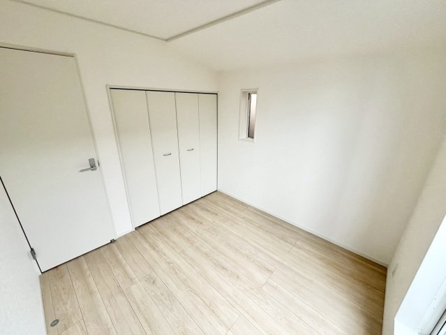 【仲介手数料無料】ふじみ野市新駒林第5―新築分譲住宅―限定１棟―の洋室|心地よい空間が広がる居室で、ゆったりとした時間を過ごせます。豊富な収納スペースが、生活をすっきりと整えます。