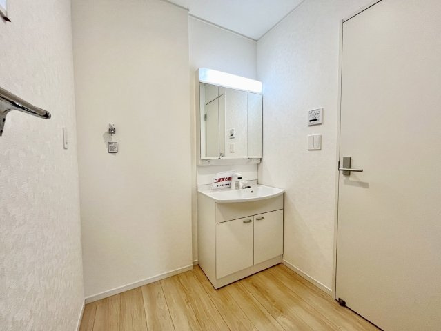 【仲介手数料無料】ふじみ野市新駒林第5―新築分譲住宅―限定１棟―の独立洗面台|必要なものが、すぐ手に届く。三面鏡洗面台が、朝の支度をスムーズにし、洗面空間を美しく整えます。