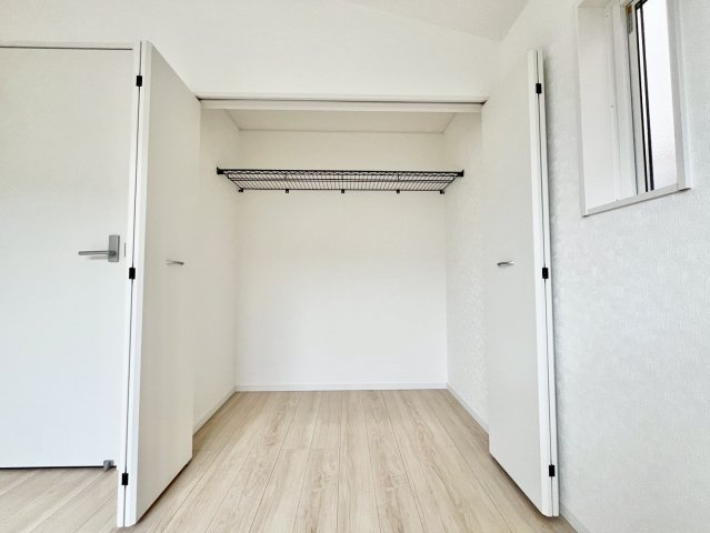 【仲介手数料無料】ふじみ野市新駒林第5―新築分譲住宅―限定１棟―の収納|たくさんの洋服をかけてもシワになりにくい幅広クローゼット。洋服以外にも、普段使わない家電やスーツケース、ストック品など何でも片付く嬉しい空間です。