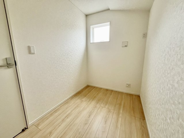 【仲介手数料無料】ふじみ野市新駒林第5―新築分譲住宅―限定１棟―の洋室|3帖の納戸です。在宅ワークや勉強、読書などに最適な書斎スペース。
生活空間と程よく分かれているため、静かで落ち着いた環境が整い、作業に集中しやすくなります。
趣味のコレクションや資料の整理にも使える、