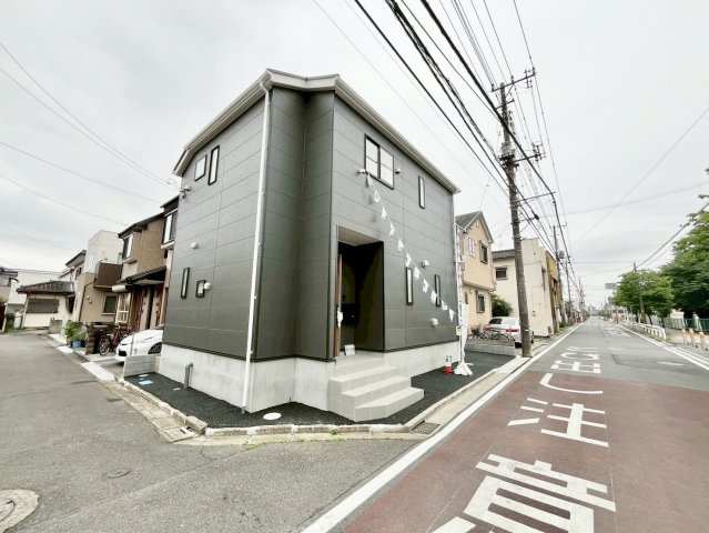 【仲介手数料無料】ふじみ野市新駒林第5―新築分譲住宅―限定１棟―の前面道路含む現地写真|光と風が入り込む贅沢なゆとり空間。明るく暖かい日差しがさんさんと降り注ぎ、豊かな緑も享受できる至極の立地です。穏やかな街並みを一望しながら、爽やかな風と柔らかく降り注ぐ陽光を感じて頂けます。