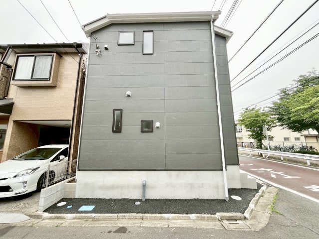 【仲介手数料無料】ふじみ野市新駒林第5―新築分譲住宅―限定１棟―の外観|青空に映えるモダンでスタイリッシュな邸宅。開放感のあるバルコニーや便利なビルトインガレージなど、こだわりが詰まった都市型スタイルの住まいです。