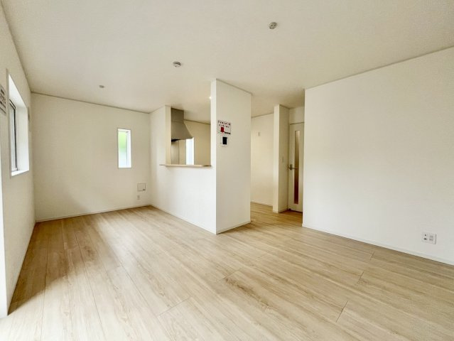 【仲介手数料無料】ふじみ野市新駒林第5―新築分譲住宅―限定１棟―の居間・リビング|明るい木目調のフローリングと白のクロスが爽やかな広々としたリビング。キッチンからリビングまで一体感のある開放的な空間です。
