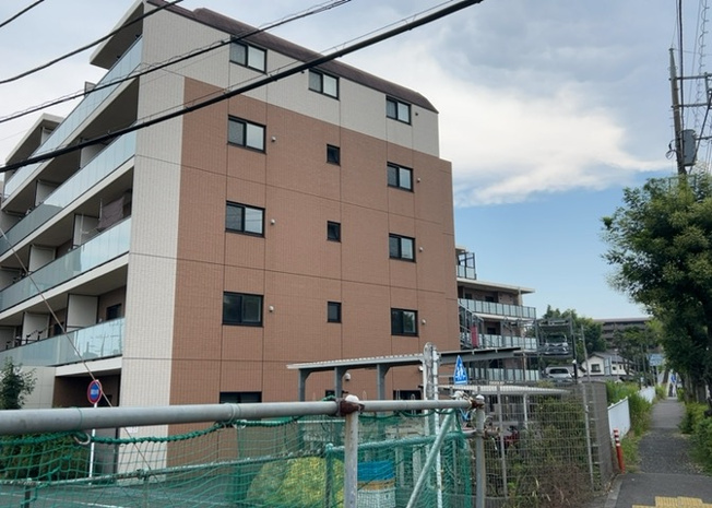 【外観】 | アーリアレジデンス南町田 | 外観はマンション管理がされているかの目安になります。築年数が古いと、壁面は劣化してひび割れが生じることも！建物が古びていても細かいところが修繕されていると、きちんと管理されているなぁと感じるでしょう。