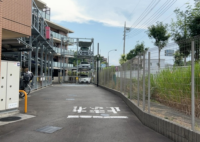【駐車場】 | アーリアレジデンス南町田 | 駐車場と明記されていても、最小スペースでつくられた駐車場だと大型車は駐車できなかったり、出入りしにくくなったりする可能性があります。お車のサイズと購入したい物件の駐車場のサイズを現地で確認しましょう。