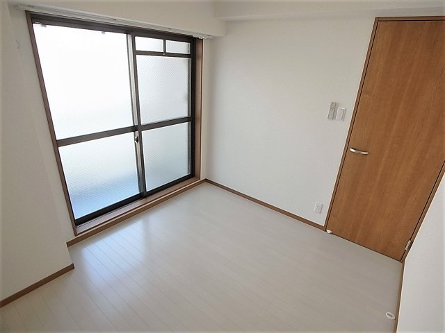 品川第6マンションの内装|白基調の明るい室内