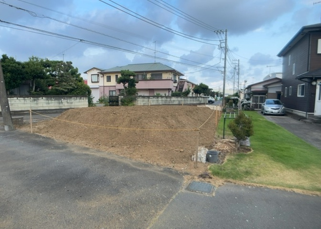 【外観】 | 土地の形が極端に長細かったり、狭小地、あるいは道路との高低差がある傾斜地だった場合、後々売ろうとしても買い手がつかない場合もあります。後々、売却することになった時に価値の下がらない土地を選びましょう。