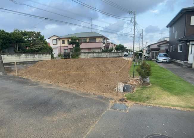 【外観】 | 家を建てる場合、方位は要チェックです。現実的に日当たりのよい家ならばリビングは南側、建築基準法でも北側に当たる家への配慮は求められています。土地を見学に行く際は、方位磁針を持って行くようにしましょう。