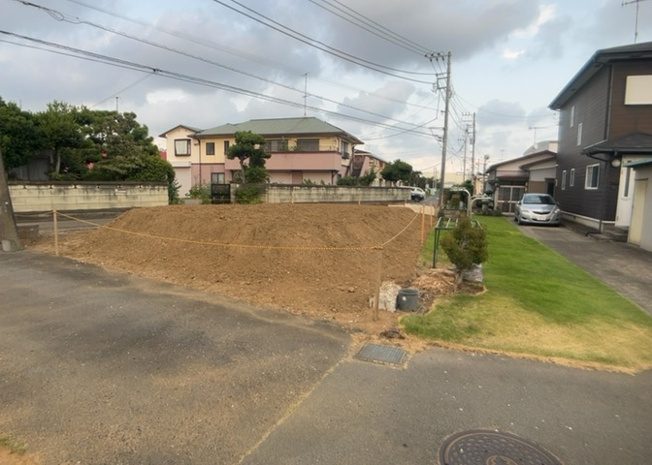【外観】 | 土地を買う際、住む地域の自治体や福祉の補助制度にも注目してみましょう。子供や老人の医療補助やゴミ出しのルールなど、自治体によってルールに大きな違いがあるため、暮らしやすい土地で判断するとよいでしょう。