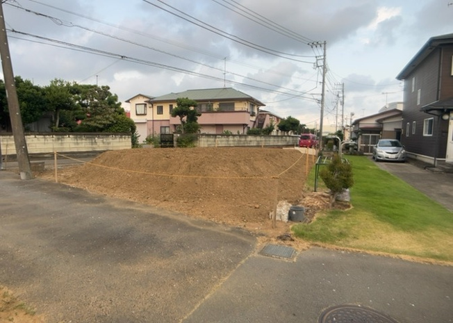 【外観】 | 土地の前の道路に消火栓が設置されていることがあります。この場合、道路交通法第45条第1項により、駐車禁止の場所が指定されています。そのため、車庫などの駐車スペースをつくることができない場合があります。