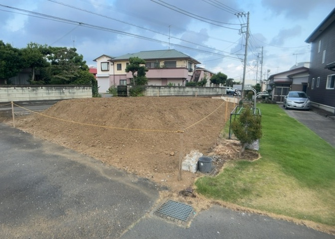 【外観】 | 現地に行くなら、物件の周囲の地形がどうなっているかを見ることも大切です。周辺より低くなっている土地では、大雨などで水が集まりやすいため、地盤が弱くなっているということも考えられるため、注意が必要です。