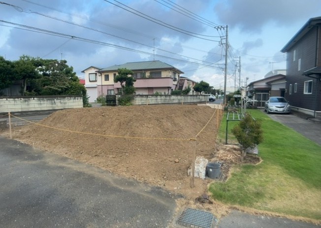 【外観】 | 隣家の土地はどうなっているのか、生活利便施設が近くにあるのか、学校まで近いかなど、お客様のライフスタイルにあわせたイメージが重要です。また、近くにあると困る施設が近くにないかも確認するといいでしょう。