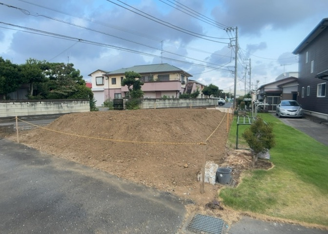 【外観】 | 土地購入を検討されている場合、境界杭がない状態で購入してしまうと境界確定測量をする必要があり、費用がかかります。購入の前に、売主、隣土地所有者立ち合いのもと境界を確定し境界杭を設置するのがベストです。