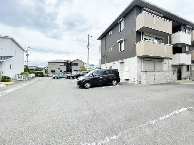 ラフィーナの駐車場