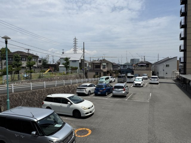 シャルマンコーポ明石３号棟の駐車場
