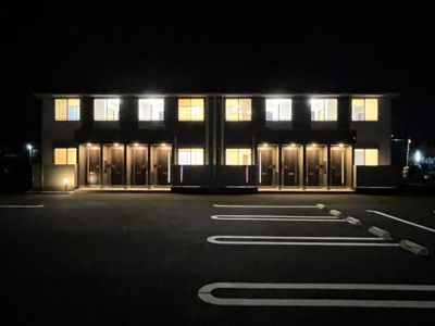 【外観】 | エスコルト | 外観写真（夜）