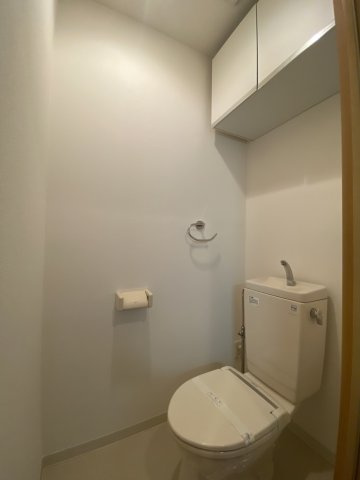 エル・ヴィエント・アース千歳烏山のトイレ|落ち着いた色調のトイレです