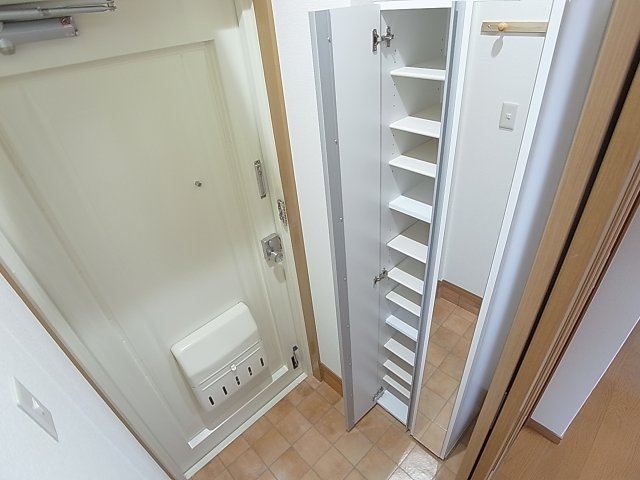 神戸市中央区相生町２丁目の賃貸マンションの玄関|玄関には鏡付きの靴箱も設置済み