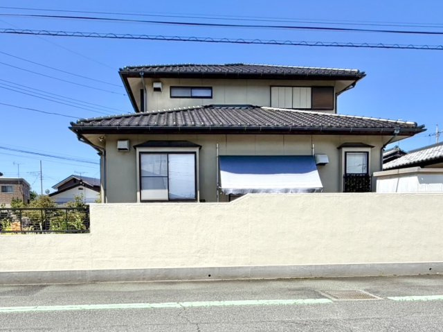 【中古戸建】伊勢崎市今泉町2丁目の外観|■外観｜外壁のアクセントカラーがシックな外観です。シンプルなデザインでありながらも「個性」を損なわず、お客様一人ひとりの暮らし方にフィットします。
