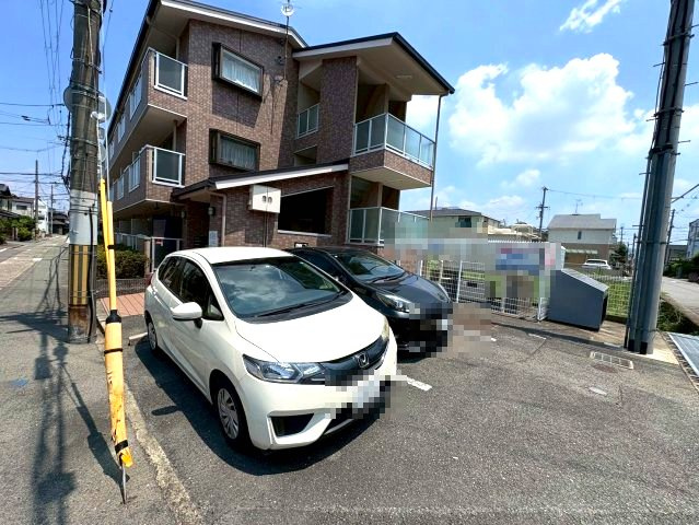 フリージアコートの駐車場