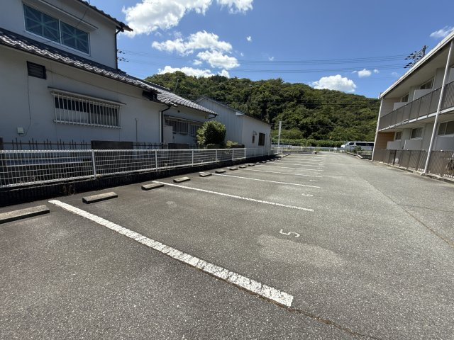 HT COURT仁豊野の駐車場
