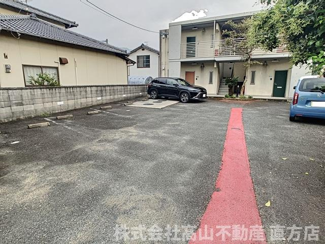 直方市大字頓野のアパートの駐車場