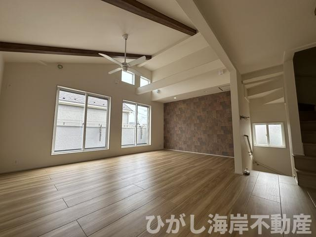茅ケ崎市東海岸南6丁目　新築戸建　全３棟の居間・リビング|20帖　勾配天井のLDK