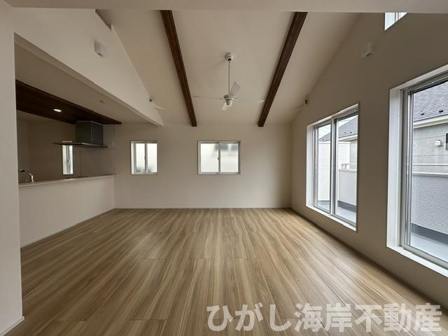 茅ケ崎市東海岸南6丁目　新築戸建　全３棟のダイニング|20帖　勾配天井のLDK