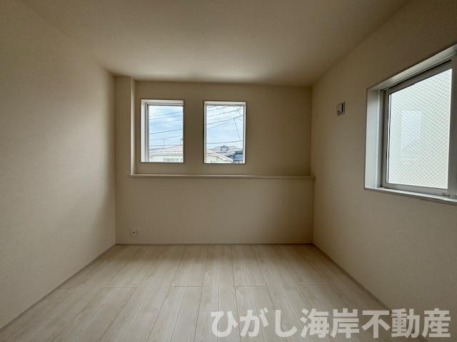 茅ケ崎市東海岸南6丁目　新築戸建　全３棟のダイニング|20帖　勾配天井のLDK