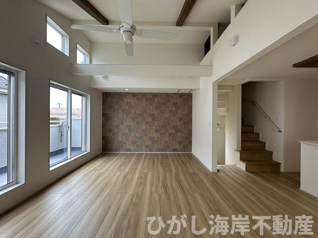 茅ケ崎市東海岸南6丁目　新築戸建　全３棟の居間・リビング|20帖　勾配天井のLDK