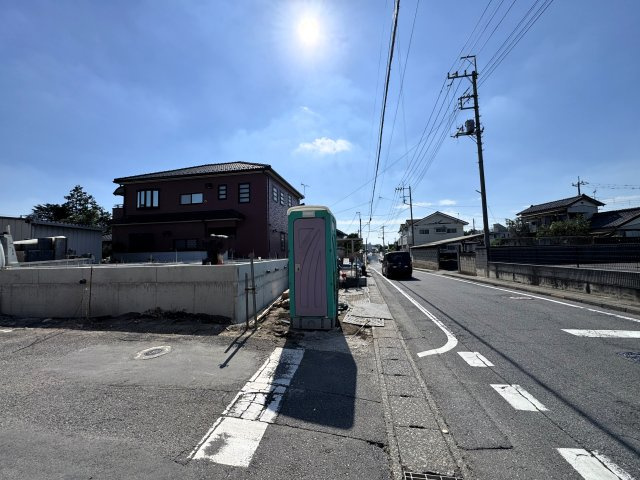 新築　伊勢崎市曲輪町第1　クレイドルガーデン　１号棟の前面道路含む現地写真|現地写真　北側接道幅員約6.8ｍ　東側接道幅員約4ｍ		