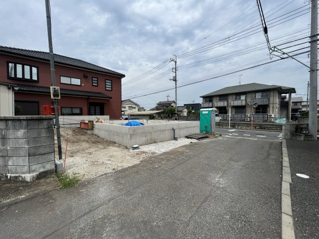 新築　伊勢崎市曲輪町第1　クレイドルガーデン　１号棟の前面道路含む現地写真|現地写真　北側接道幅員約6.8ｍ　東側接道幅員約4ｍ		
