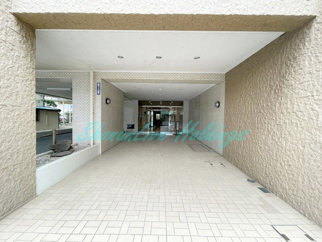 藤沢市藤沢の賃貸マンションのエントランス