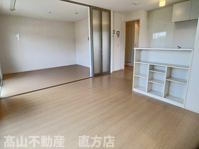 直方市大字頓野のアパートの居間・リビング