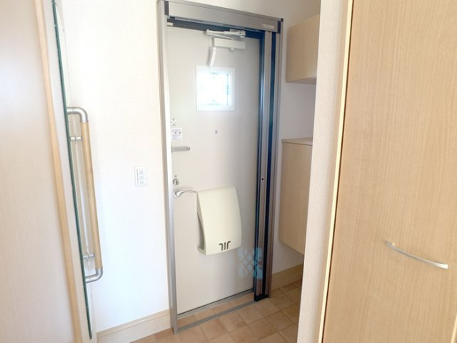 メゾン四日町の玄関