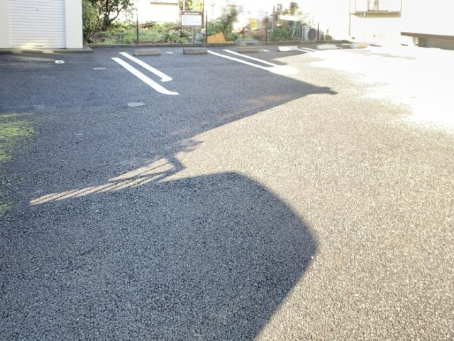メゾン四日町の駐車場