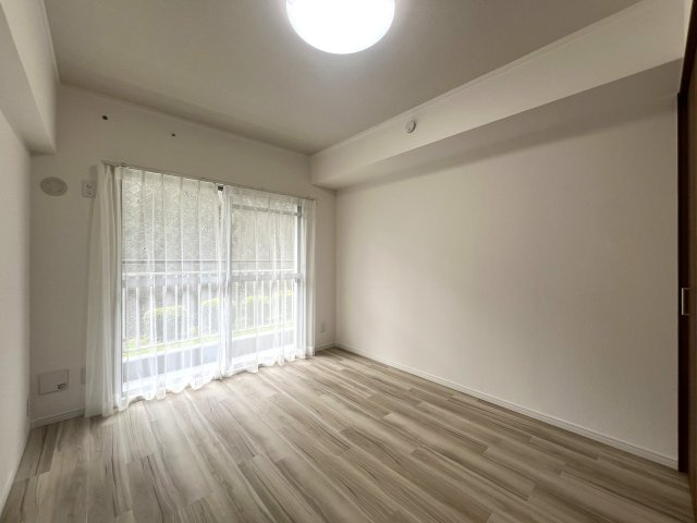 エレベーター無しでも１階だから気にならない☆専有面積２５坪超の広々４ＬＤＫ♪公園や小学校が近くて子育て世代にも◎な【リフォーム／西神大寺団地４号棟】の洋室|スタンダードな洋室です