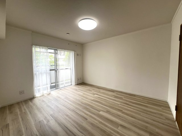 エレベーター無しでも１階だから気にならない☆専有面積２５坪超の広々４ＬＤＫ♪公園や小学校が近くて子育て世代にも◎な【リフォーム／西神大寺団地４号棟】の居間・リビング|こちらの居間で趣味の時間をお楽しみください