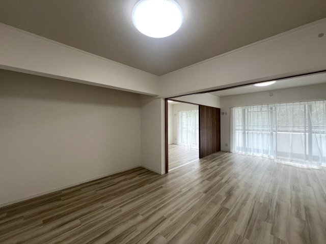 エレベーター無しでも１階だから気にならない☆専有面積２５坪超の広々４ＬＤＫ♪公園や小学校が近くて子育て世代にも◎な【リフォーム／西神大寺団地４号棟】の居間・リビング|ゆったり過ごせるリビングです