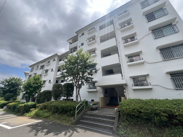 エレベーター無しでも１階だから気にならない☆専有面積２５坪超の広々４ＬＤＫ♪公園や小学校が近くて子育て世代にも◎な【リフォーム／西神大寺団地４号棟】