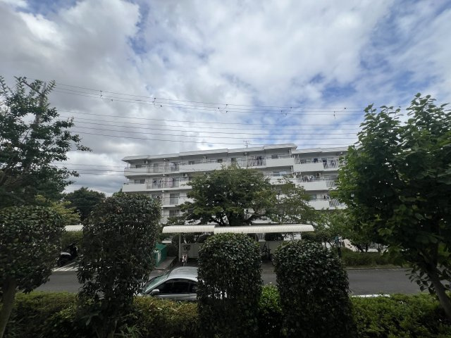 エレベーター無しでも１階だから気にならない☆専有面積２５坪超の広々４ＬＤＫ♪公園や小学校が近くて子育て世代にも◎な【リフォーム／西神大寺団地４号棟】の展望