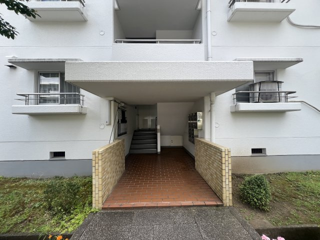 エレベーター無しでも１階だから気にならない☆専有面積２５坪超の広々４ＬＤＫ♪公園や小学校が近くて子育て世代にも◎な【リフォーム／西神大寺団地４号棟】のエントランス|落ち着いたエントランスです