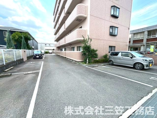 マンショングランメールの駐車場