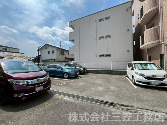 マンショングランメールの駐車場