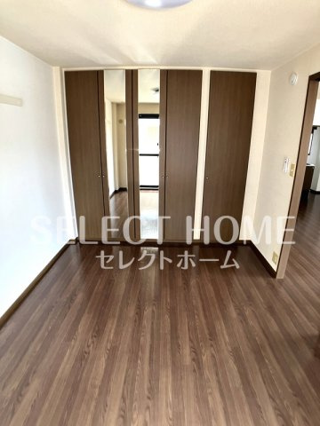 【寝室】 | ロイヤルパレス | 広くて明るい寝室