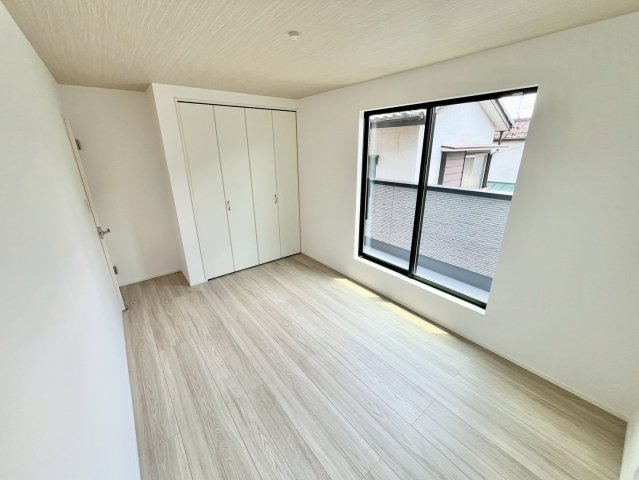 【仲介手数料無料】ふじみ野市桜が丘4期―新築分譲住宅―全1棟の洋室|南東向きバルコニーと大きな窓が生む、明るく伸びやかな居室。2面採光により光と風が巡り、時間とともに表情を変える住空間に。毎日をやさしく包み込む、上質な住まいです。