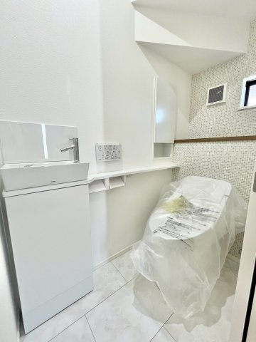 【仲介手数料無料】ふじみ野市桜が丘4期―新築分譲住宅―全1棟のトイレ|窓のあるトイレで、いつでも自然換気ができる快適空間。光が差し込み、清潔感のある明るい印象です。