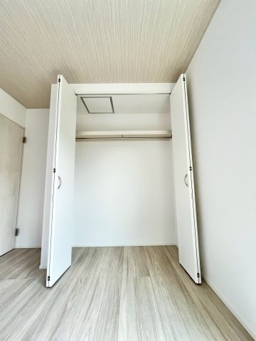【仲介手数料無料】ふじみ野市桜が丘4期―新築分譲住宅―全1棟の収納|外とつながる心地よさ。洋室から続くバルコニーで、空を眺めたり、植物を育てたり。暮らしに“余白”が生まれる、ゆとりの空間です。