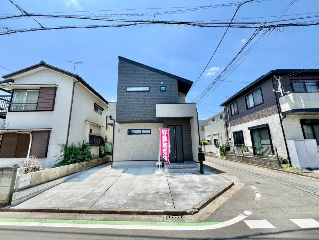 【仲介手数料無料】ふじみ野市桜が丘4期―新築分譲住宅―全1棟の前面道路含む現地写真|光と風が入り込む贅沢なゆとり空間。明るく暖かい日差しがさんさんと降り注ぎ、豊かな緑も享受できる至極の立地です。